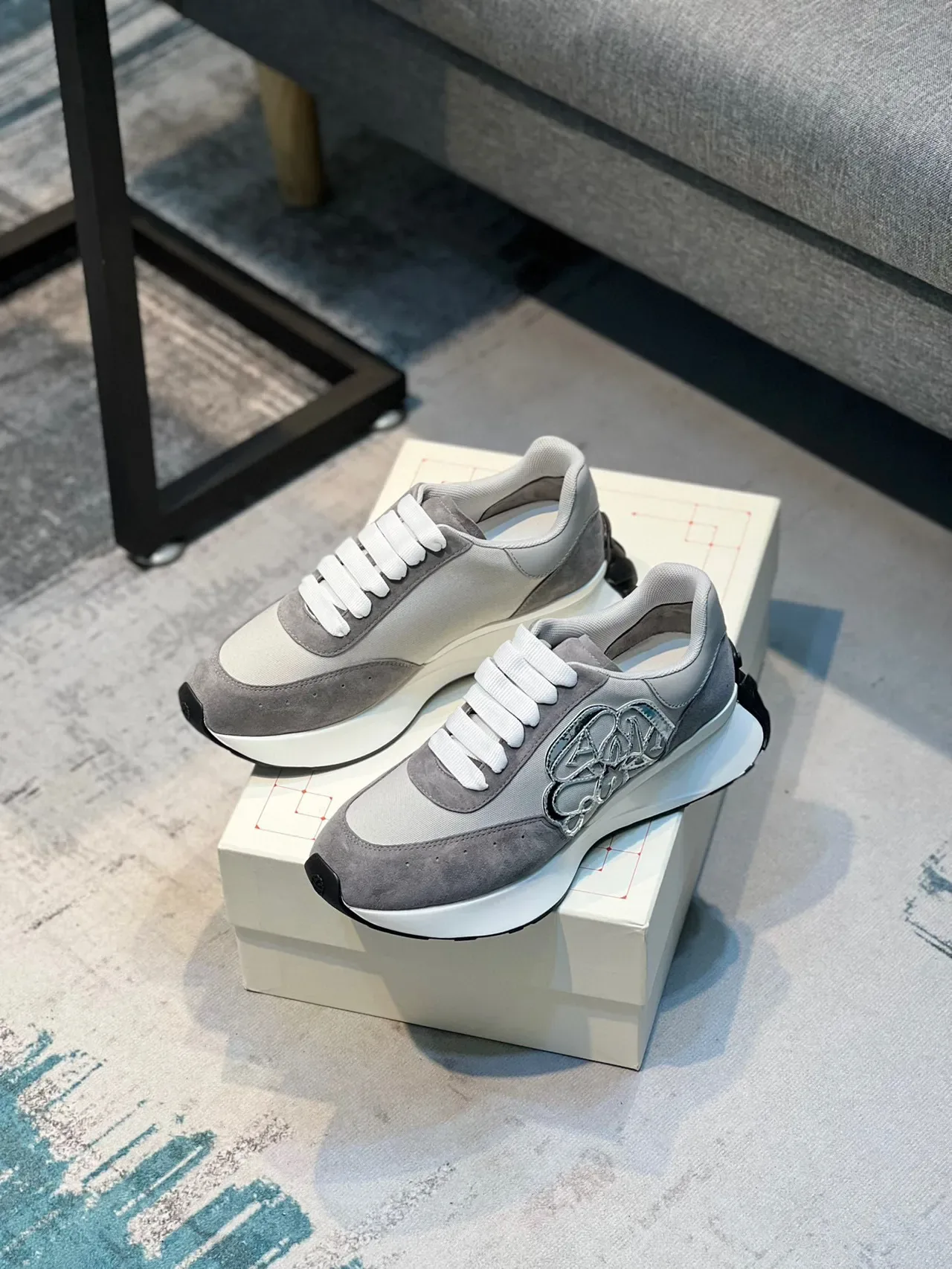 Alexander McQueen Oversized سنيكرز رمادي سويدي لوجو معدني أسلوب حياة 8
