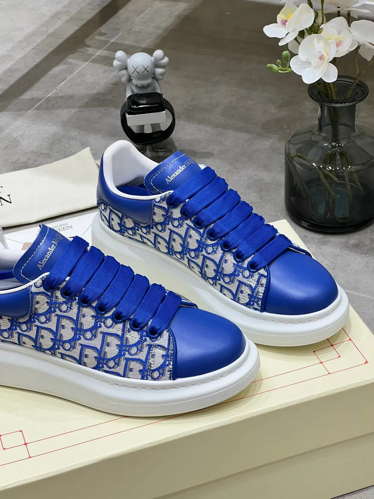 Alexander McQueen रॉयल ब्लू Monogram Oversized लाइफस्टाइल स्नीकर 2