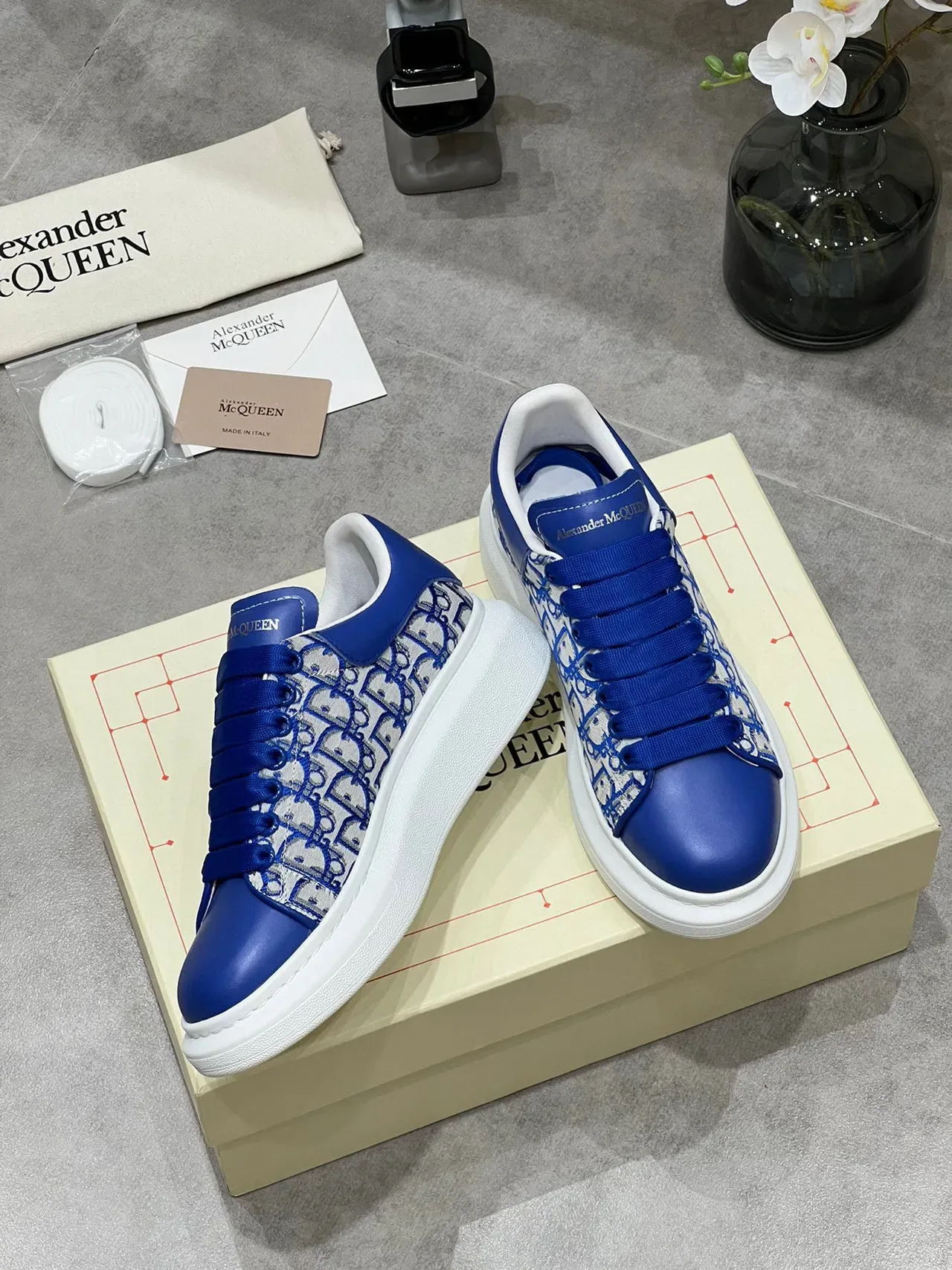 Alexander McQueen रॉयल ब्लू Monogram Oversized लाइफस्टाइल स्नीकर 3