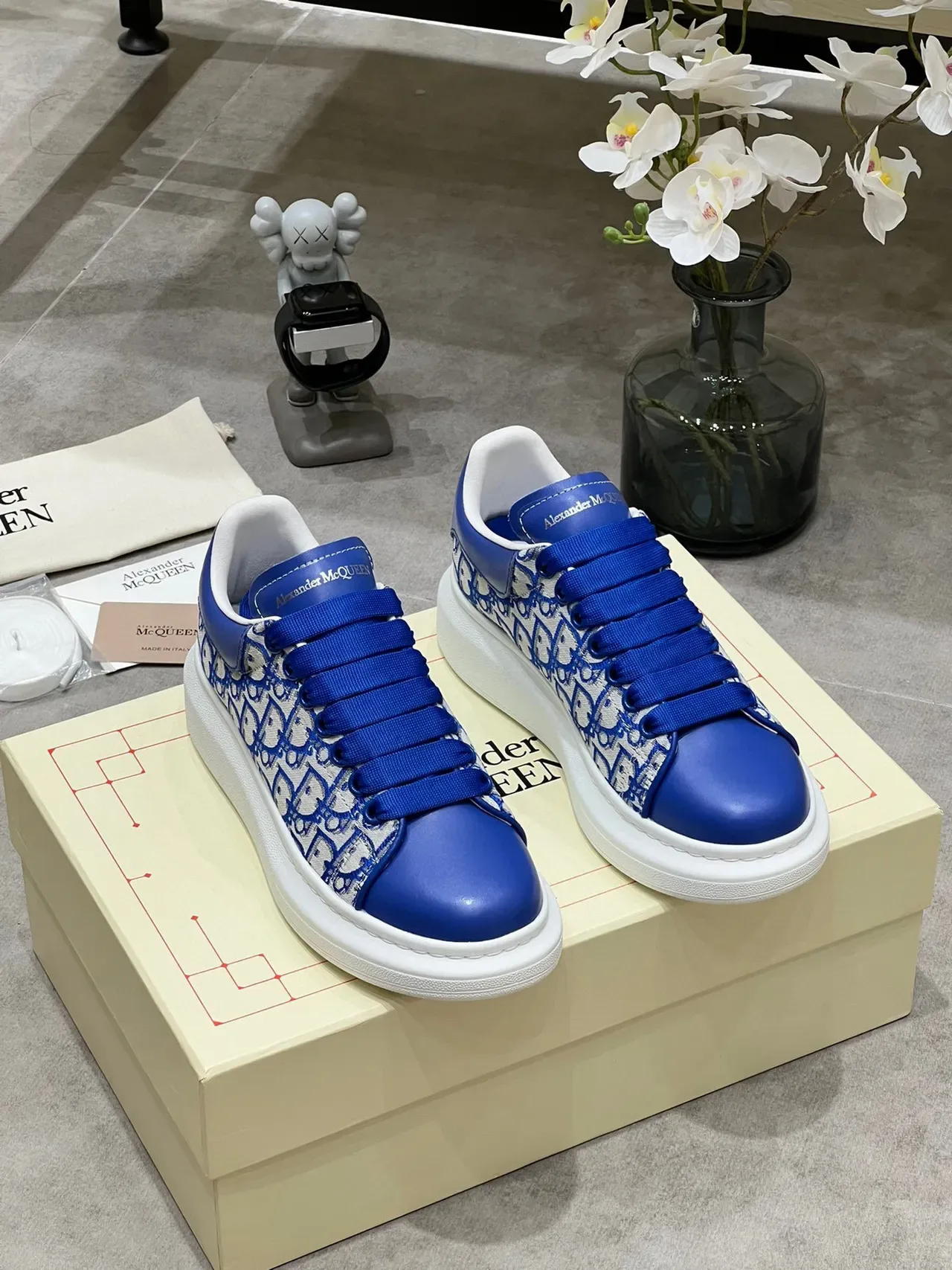 Alexander McQueen रॉयल ब्लू Monogram Oversized लाइफस्टाइल स्नीकर 8