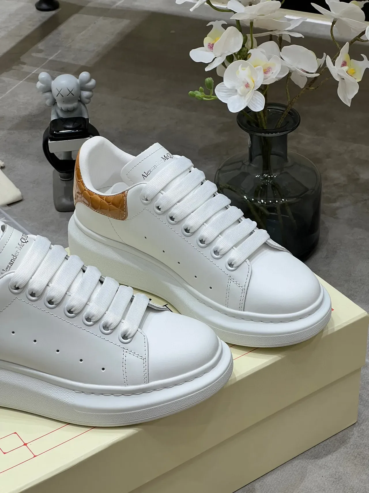 Alexander McQueen سنيكرز أوفرسايز أبيض بيج منصة جلد مقوى علامة كعب لايف ستايل سنيكرز 2