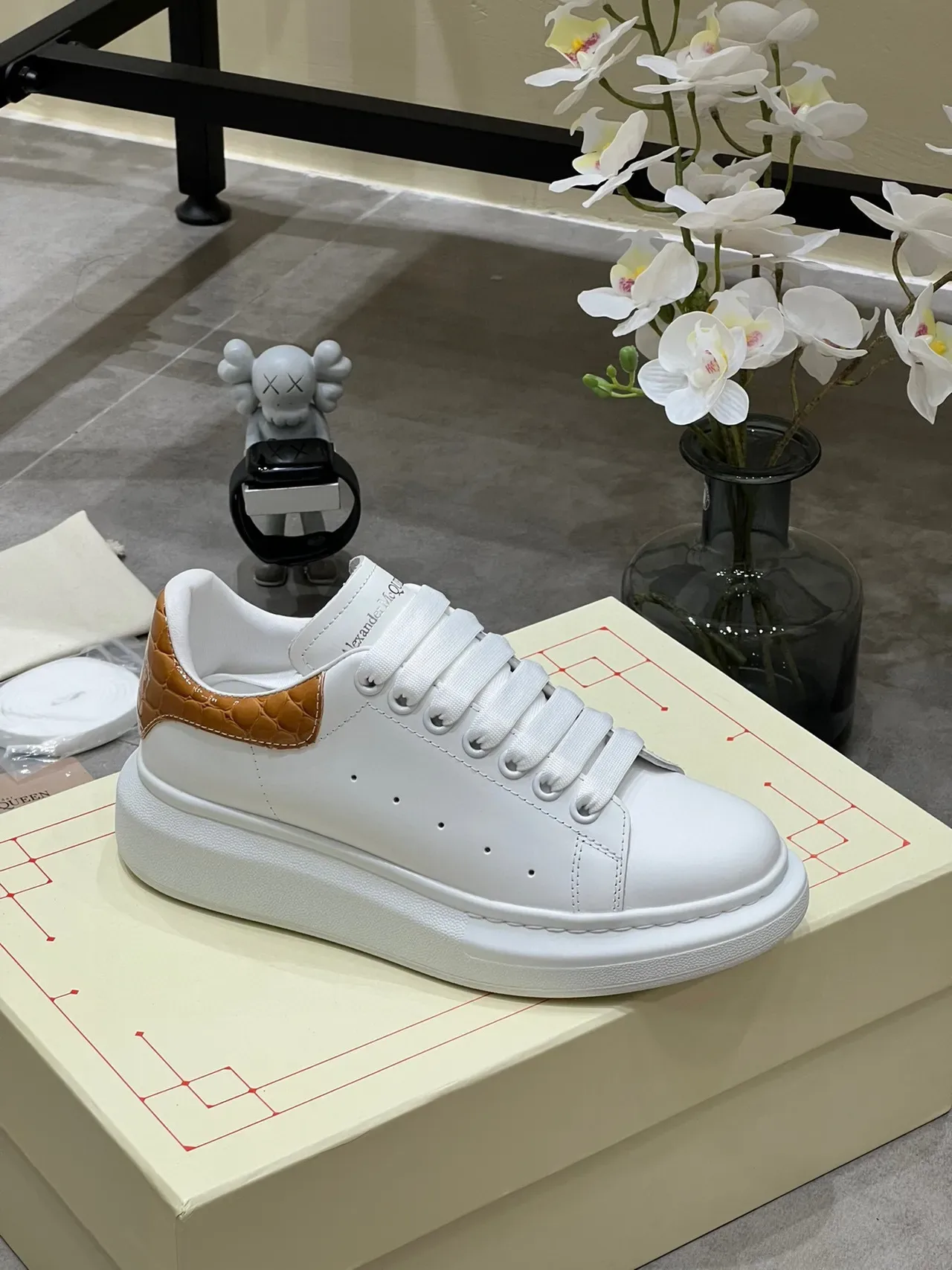 Alexander McQueen سنيكرز أوفرسايز أبيض بيج منصة جلد مقوى علامة كعب لايف ستايل سنيكرز 4