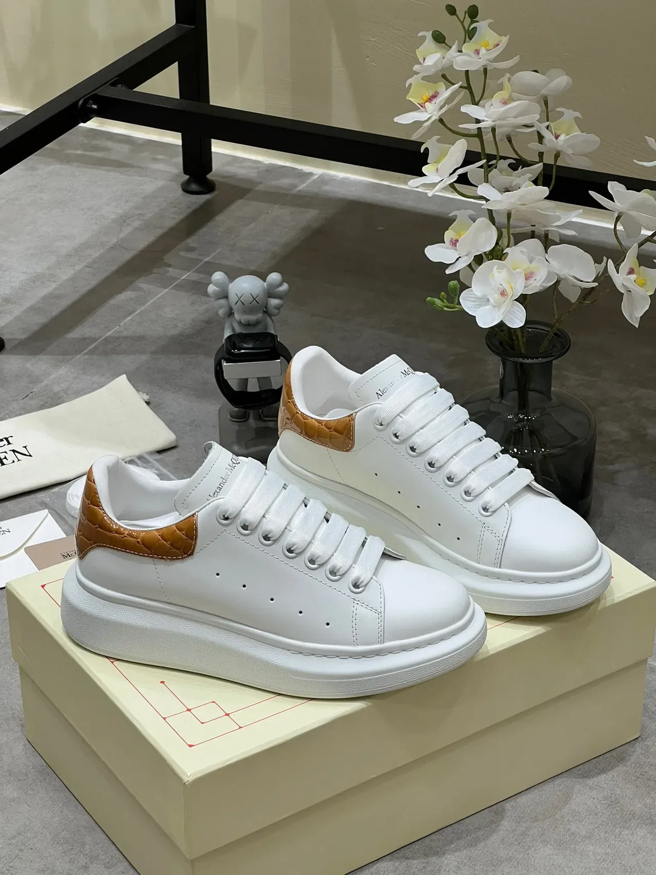 Alexander McQueen سنيكرز أوفرسايز أبيض بيج منصة جلد مقوى علامة كعب لايف ستايل سنيكرز 8