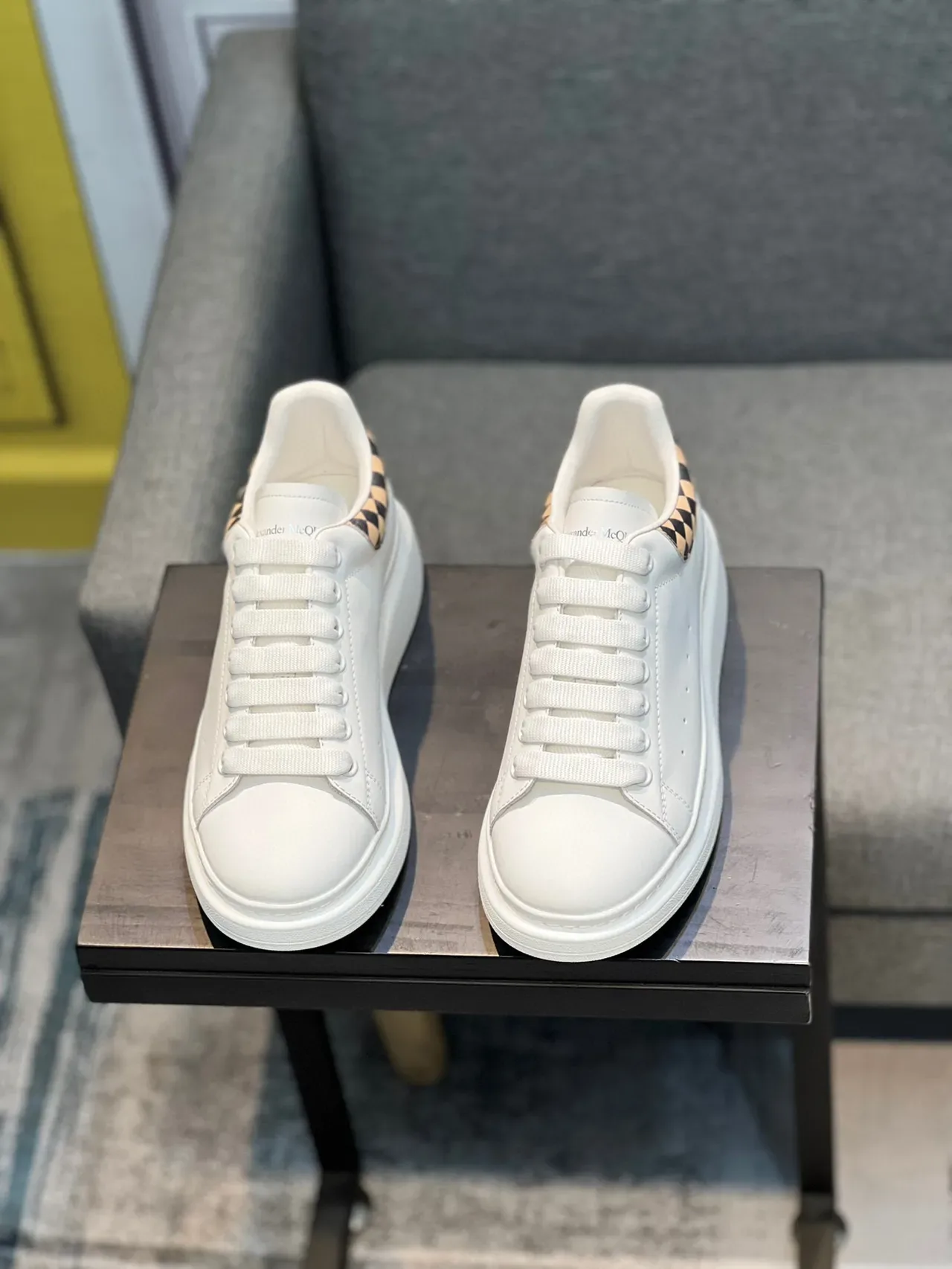 Alexander McQueen 宽大运动鞋 白色黑色 厚底 光滑皮革鞋面 生活方式运动鞋 7
