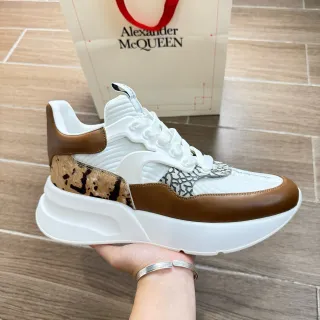 Alexander McQueen ओवरसाइज्ड स्नीकर सफेद और भूरा गाय की चमड़ी जानवर-प्रिंट चंकी स्नीकर