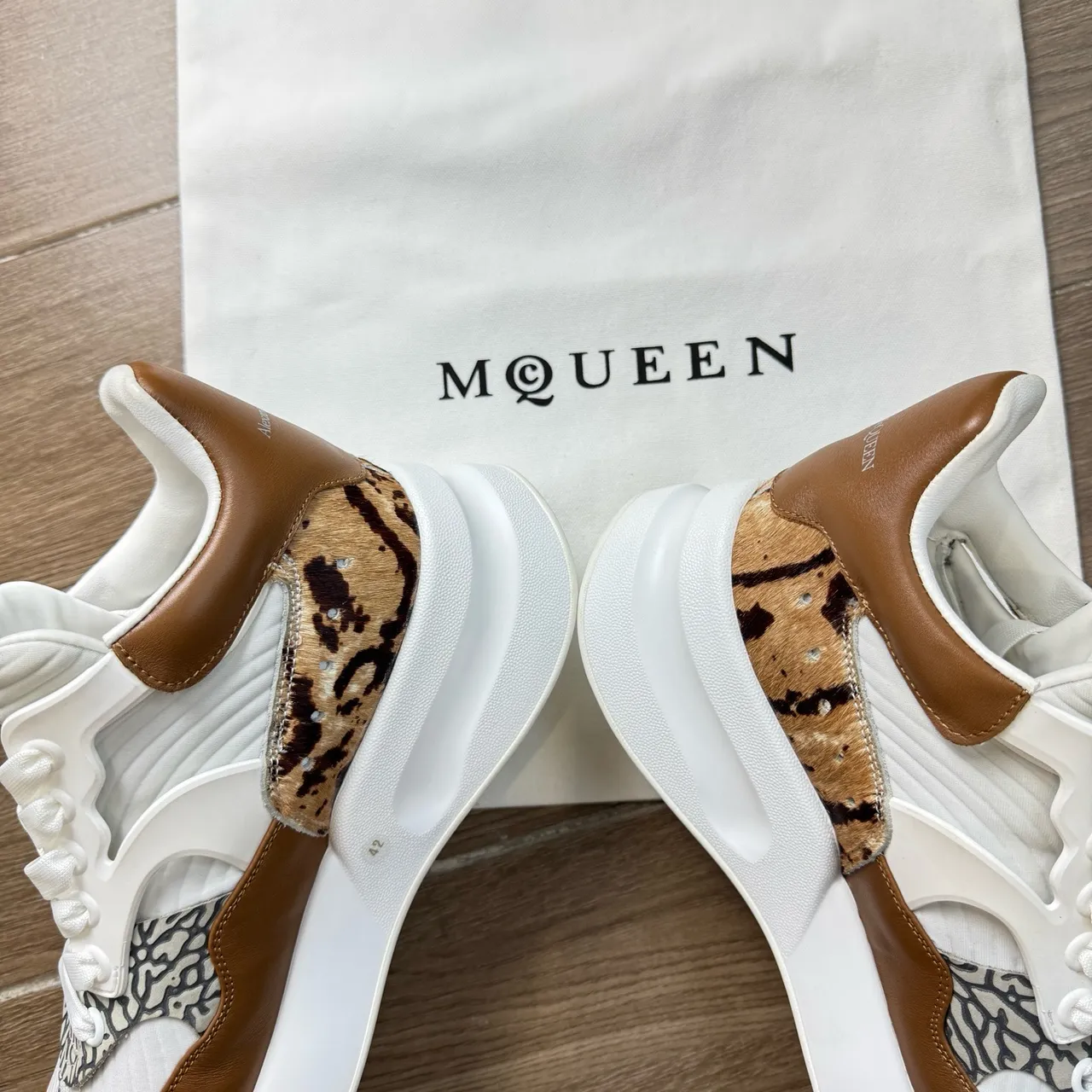 Alexander McQueen baskets oversized blanc et marron cuir vache imprimé animal, chunky sneakers 2