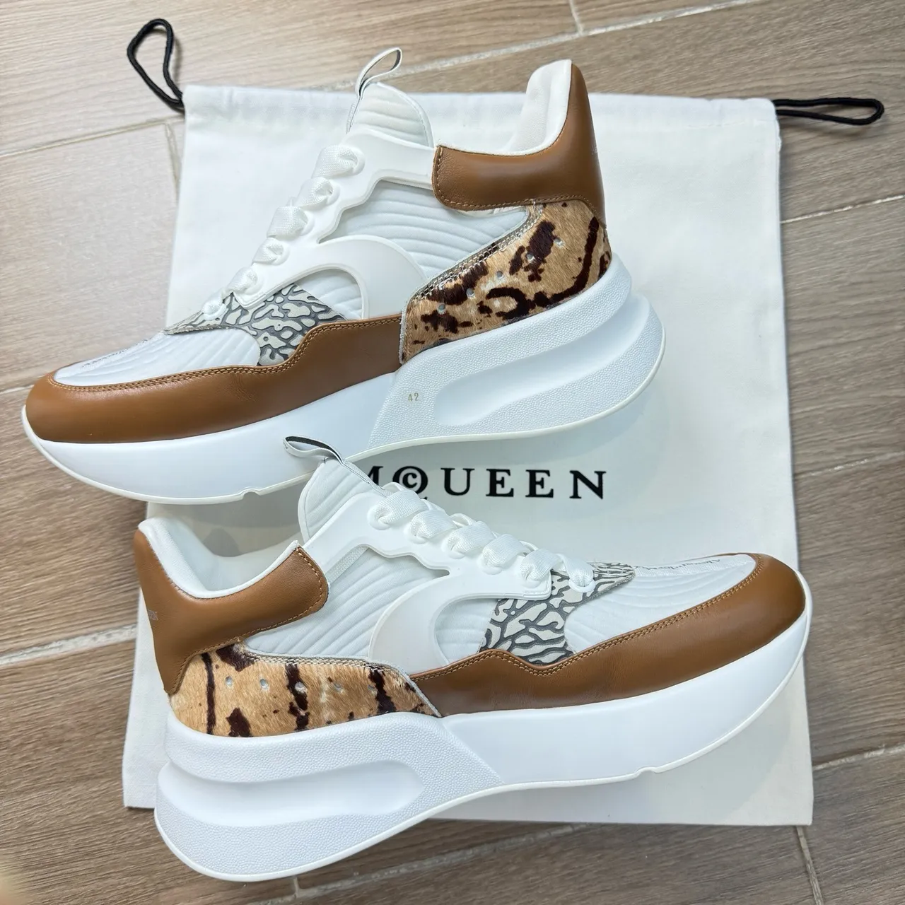 Alexander McQueen baskets oversized blanc et marron cuir vache imprimé animal, chunky sneakers 3