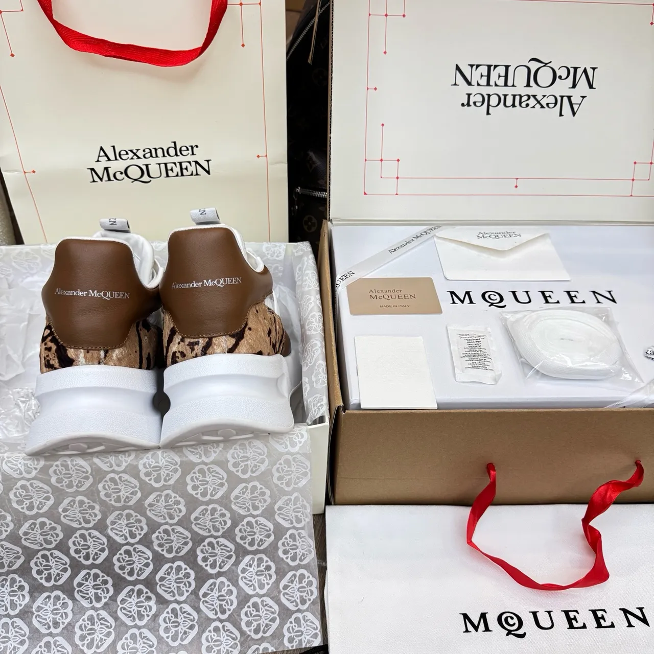 Alexander McQueen baskets oversized blanc et marron cuir vache imprimé animal, chunky sneakers 4