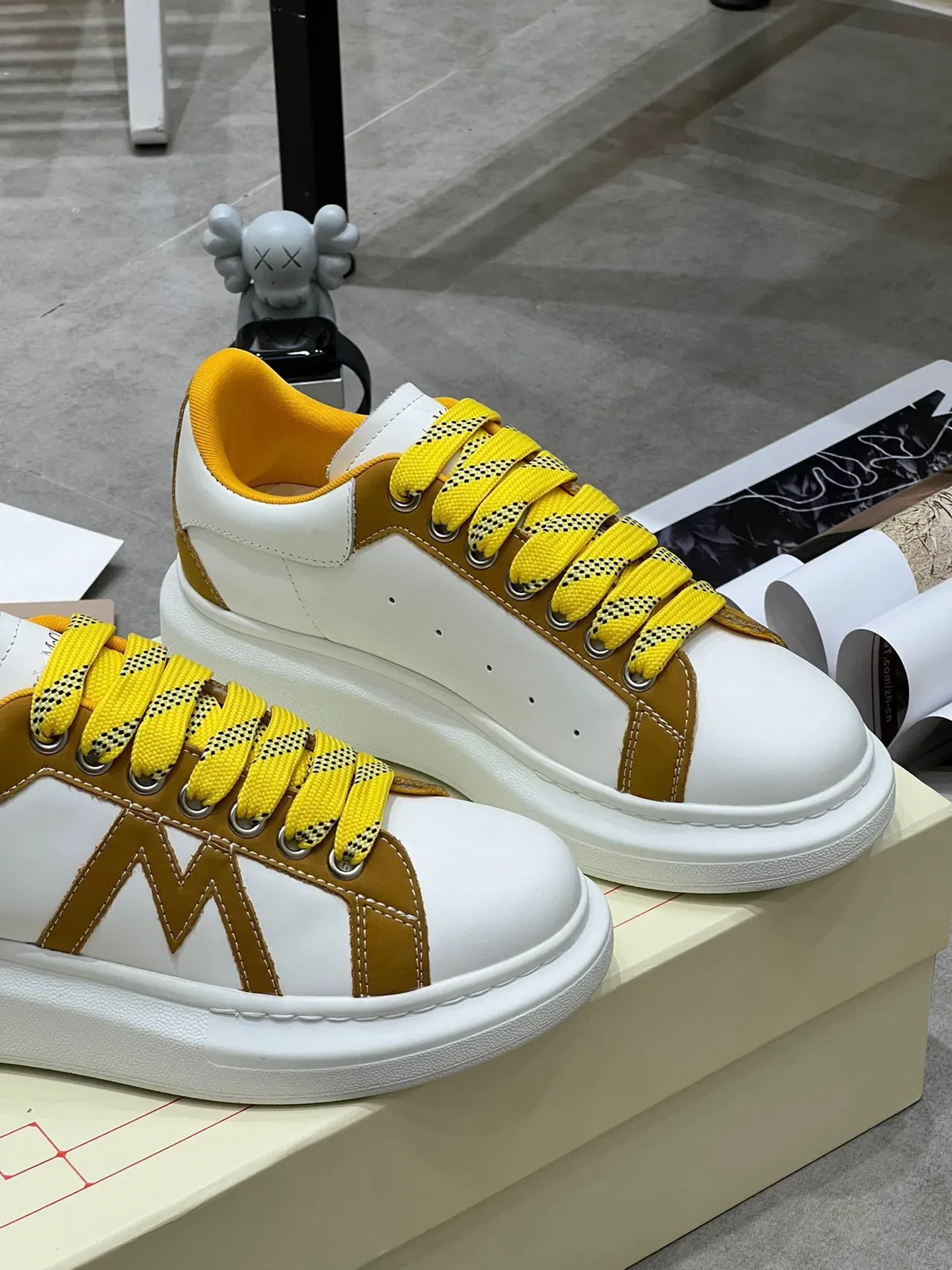 Alexander McQueen Oversized Sneaker Branco Mostarda Lifestyle Sneakers 3