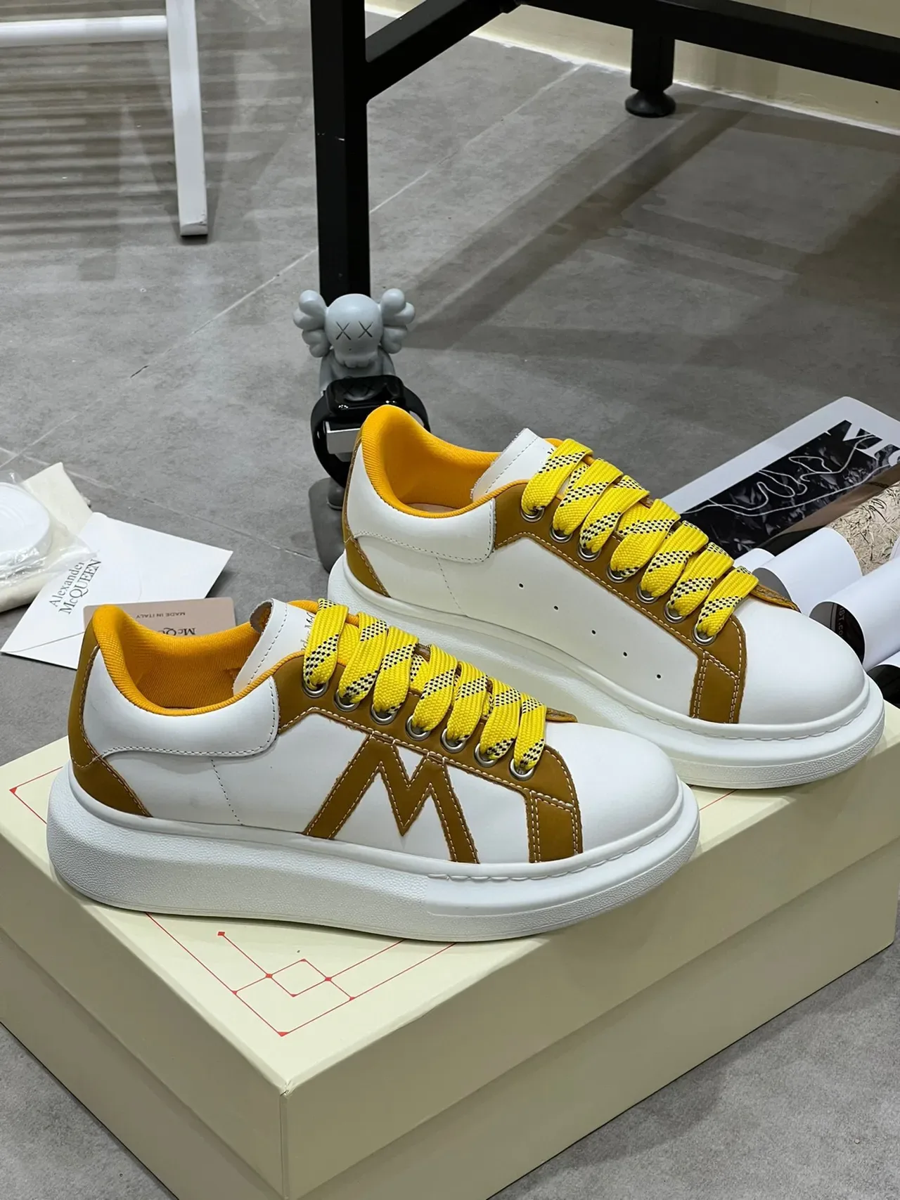Alexander McQueen Oversized Sneaker Branco Mostarda Lifestyle Sneakers 4