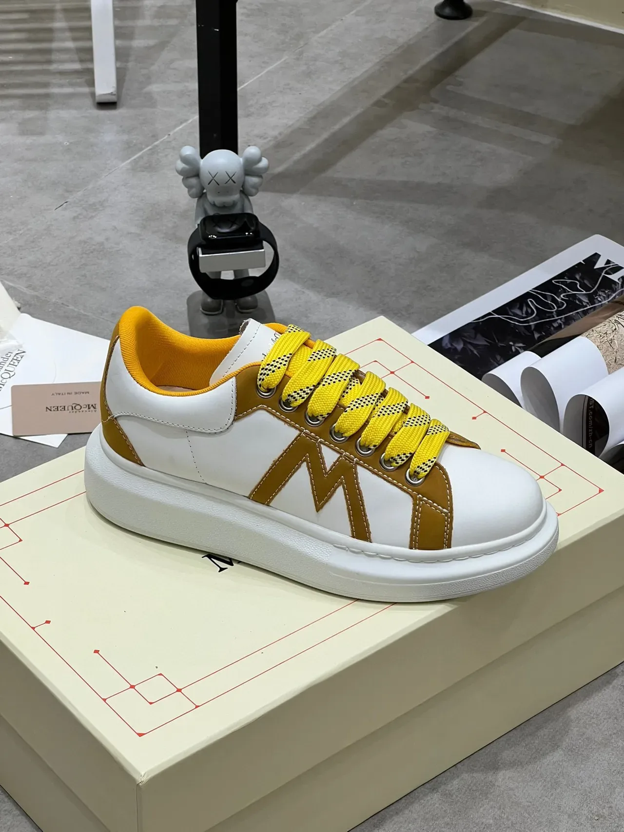 Alexander McQueen Oversized Sneaker Branco Mostarda Lifestyle Sneakers 5