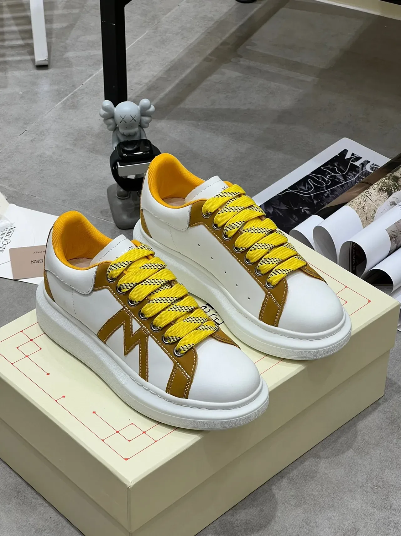 Alexander McQueen Oversized Sneaker Branco Mostarda Lifestyle Sneakers 6