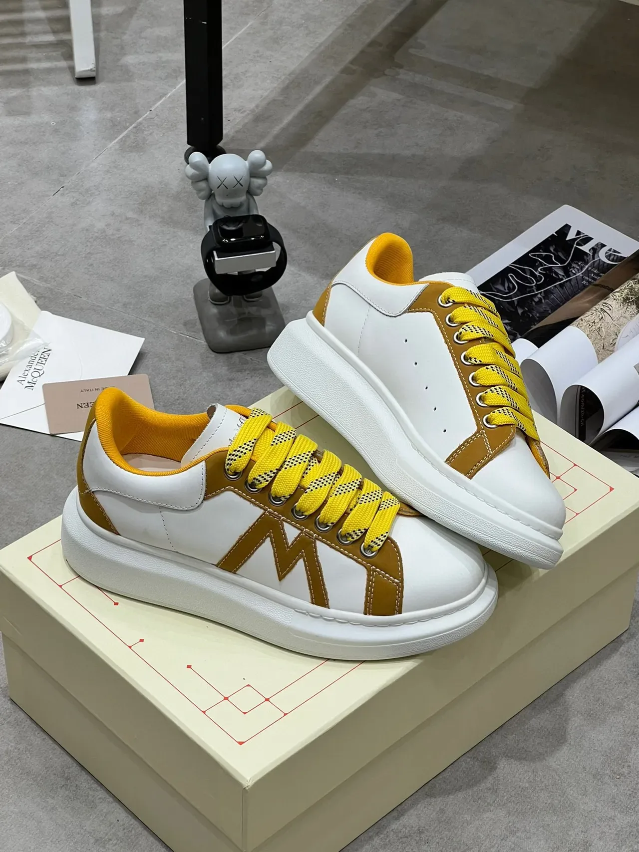 Alexander McQueen Oversized Sneaker Branco Mostarda Lifestyle Sneakers 7