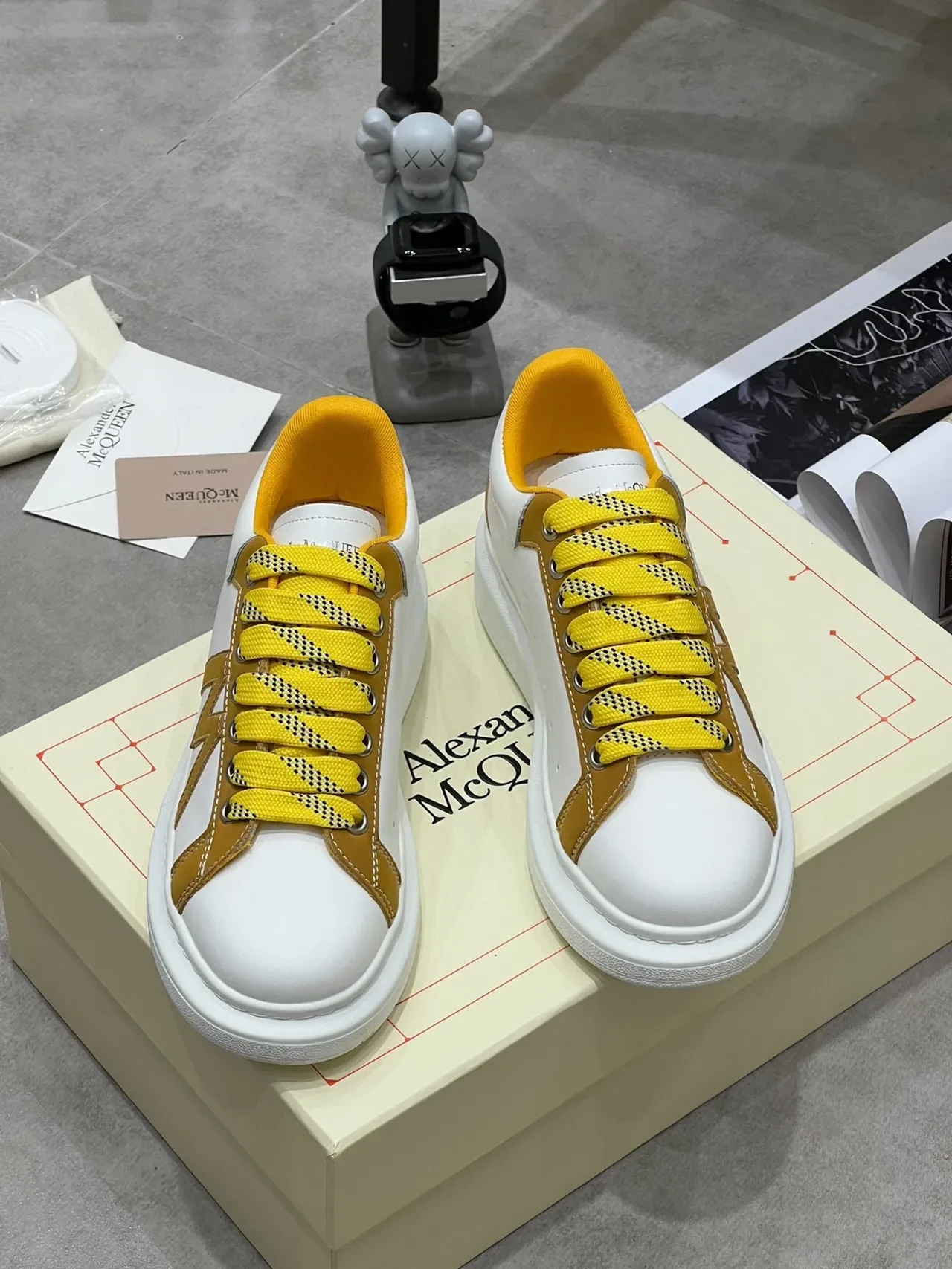 Alexander McQueen Oversized Sneaker Branco Mostarda Lifestyle Sneakers 8