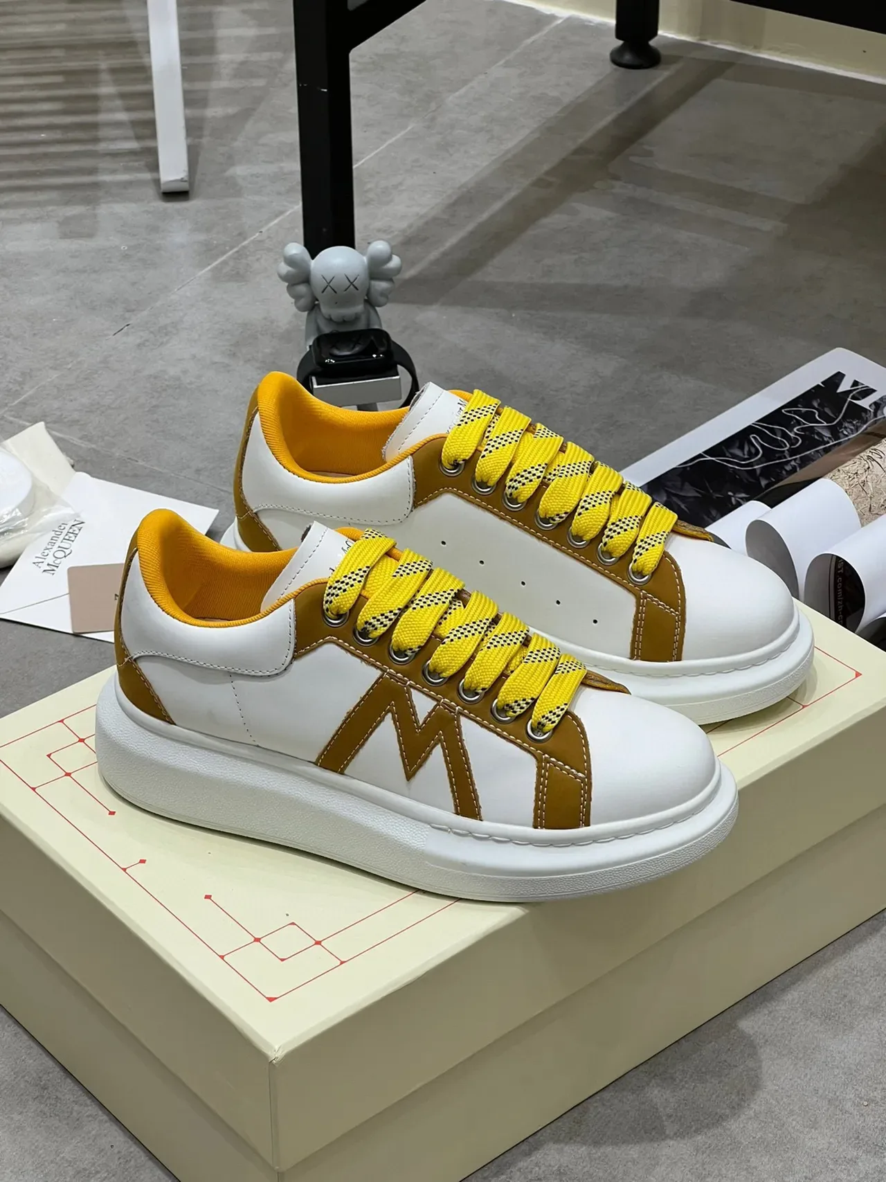Alexander McQueen Oversized Sneaker Branco Mostarda Lifestyle Sneakers 9