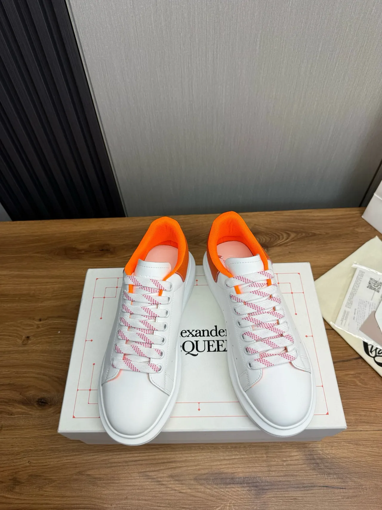 Alexander McQueen حذاء رياضي oversized أبيض وبرتقالي chunky 3