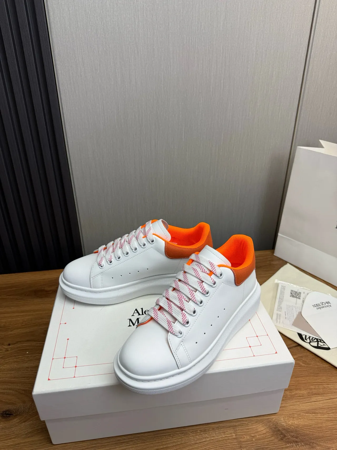 Alexander McQueen حذاء رياضي oversized أبيض وبرتقالي chunky 4