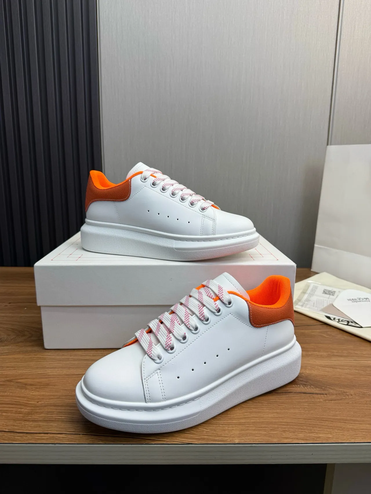 Alexander McQueen حذاء رياضي oversized أبيض وبرتقالي chunky 5
