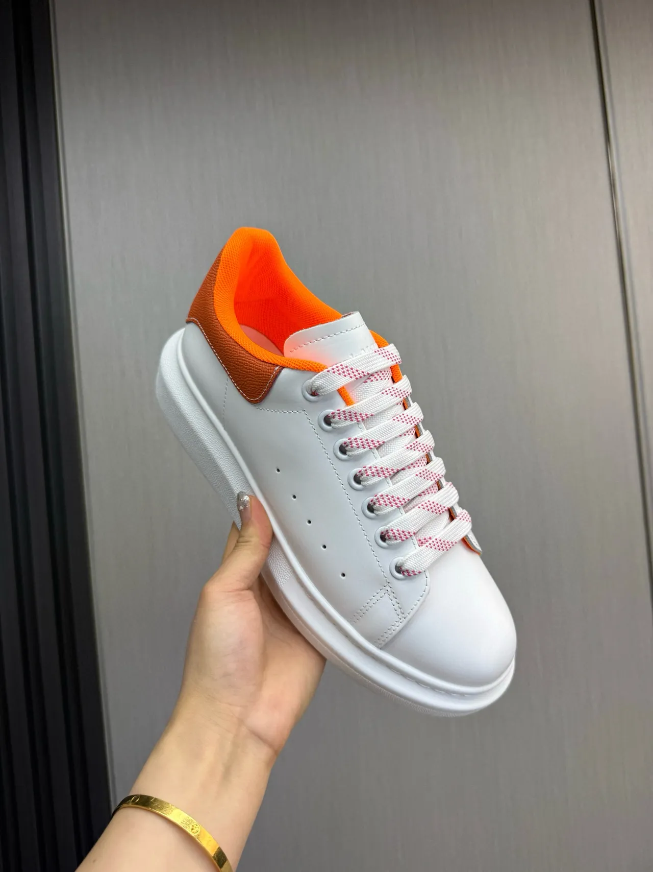 Alexander McQueen حذاء رياضي oversized أبيض وبرتقالي chunky 8