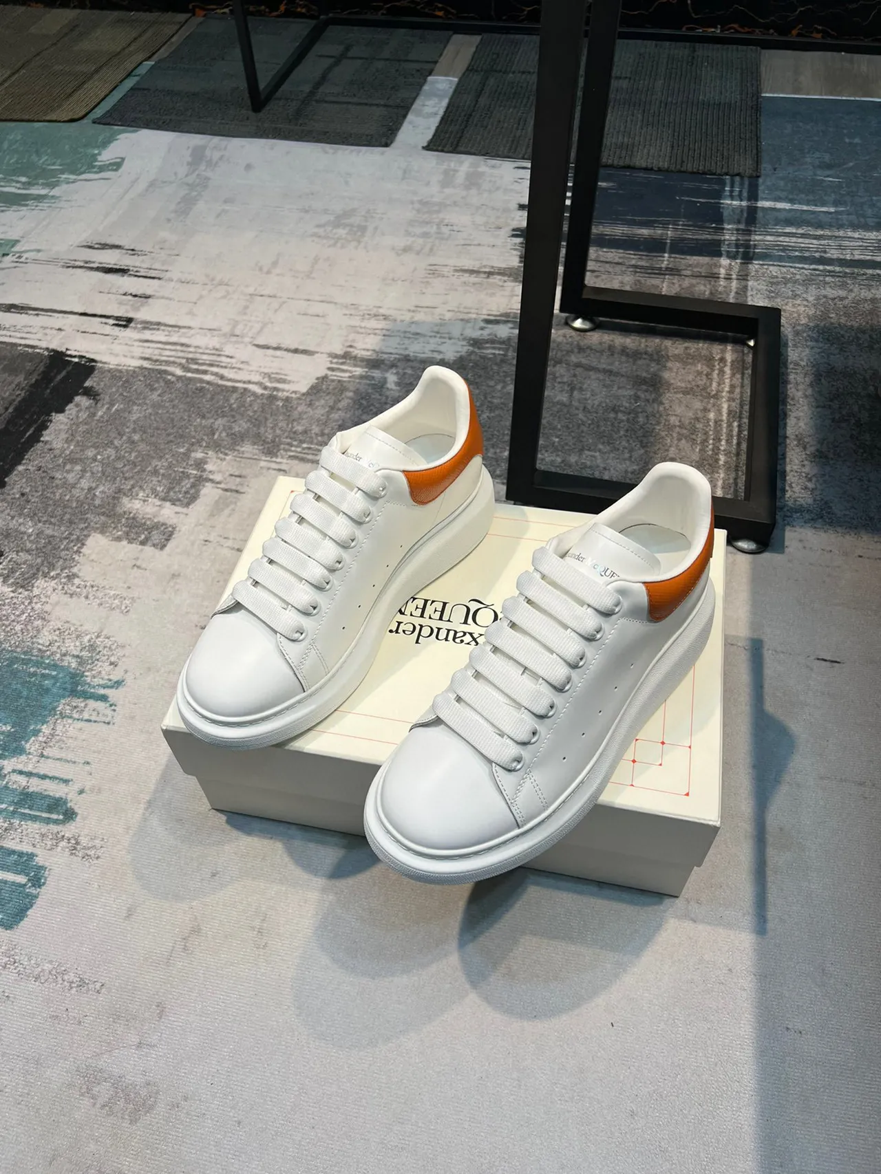 Alexander McQueen حذاء رياضي oversized أبيض برتقالي أسلوب حياة حذاء رياضي 5