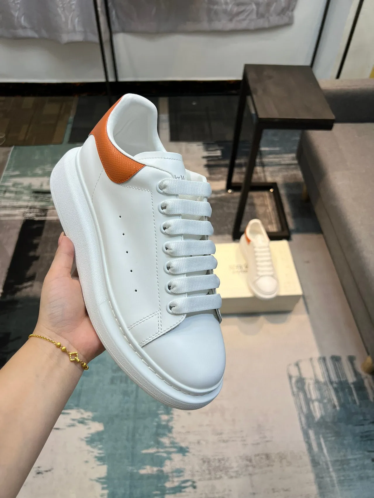 Alexander McQueen حذاء رياضي oversized أبيض برتقالي أسلوب حياة حذاء رياضي 6