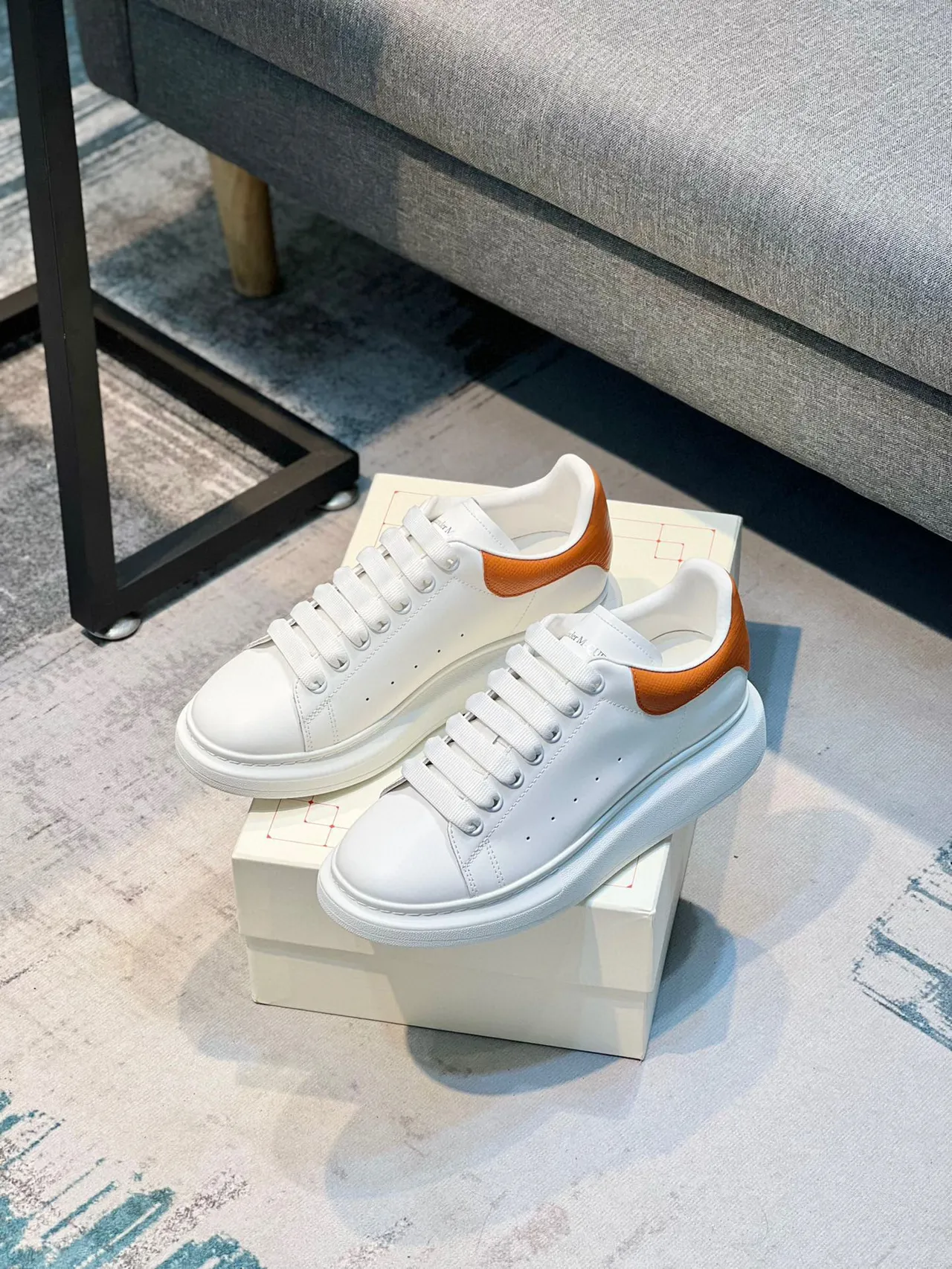 Alexander McQueen حذاء رياضي oversized أبيض برتقالي أسلوب حياة حذاء رياضي 8