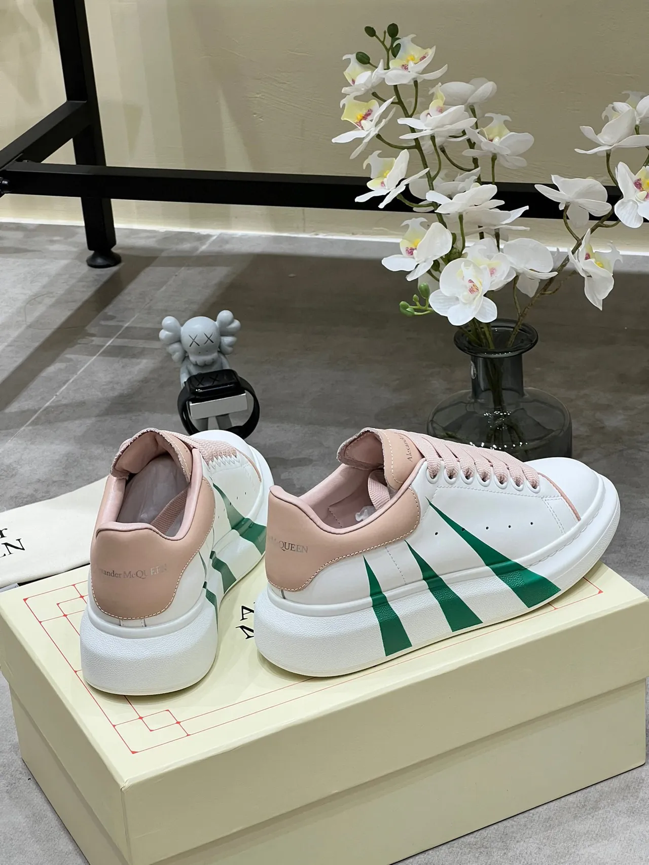 Alexander McQueen حذاء رياضي كبير الحجم أبيض وردي أخضر أحذية رياضية لأسلوب الحياة 2