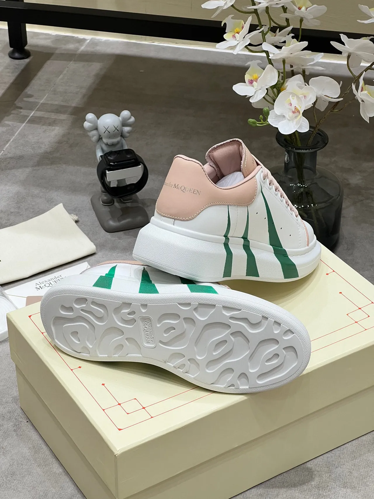 Alexander McQueen حذاء رياضي كبير الحجم أبيض وردي أخضر أحذية رياضية لأسلوب الحياة 3