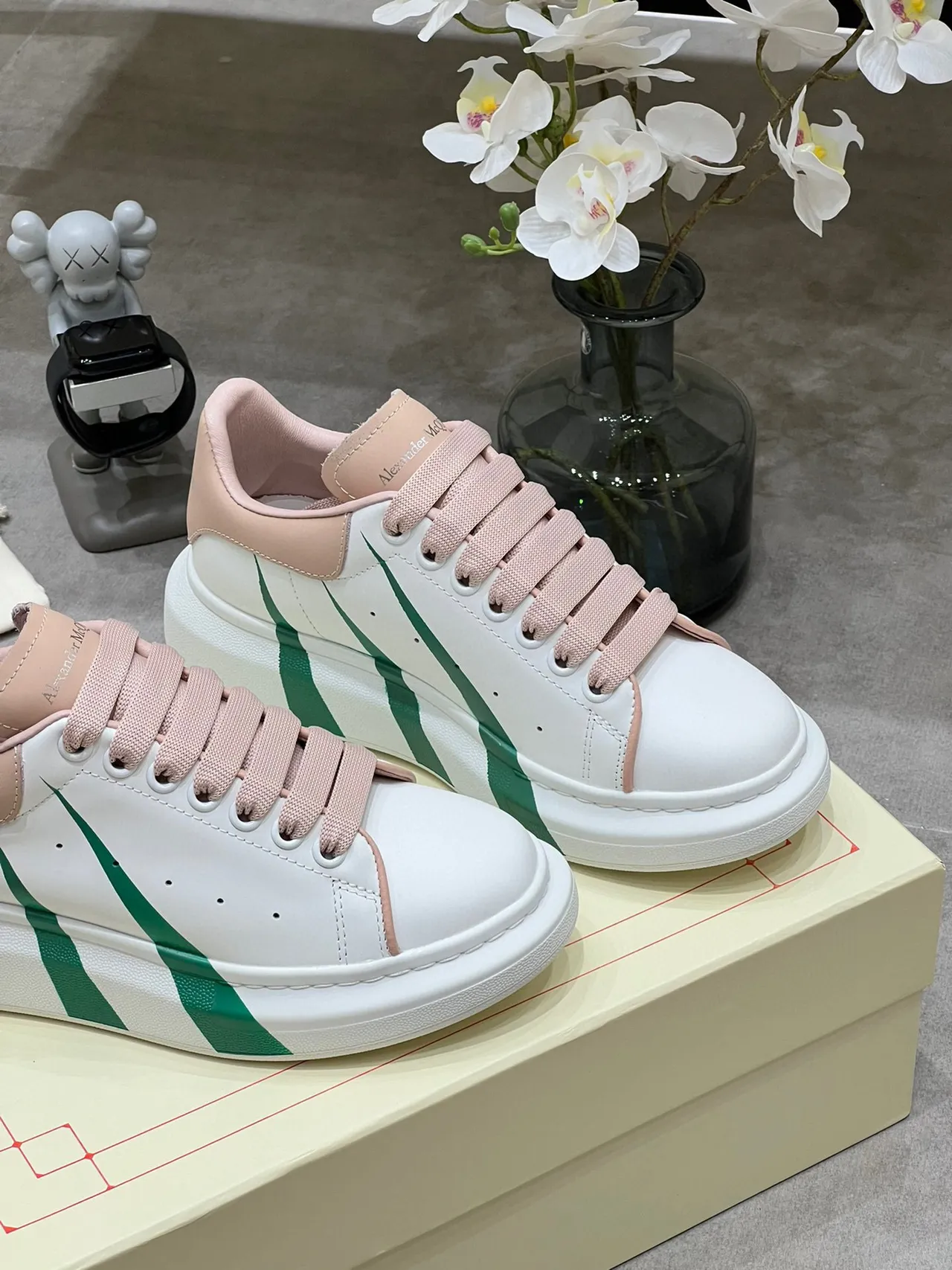 Alexander McQueen حذاء رياضي كبير الحجم أبيض وردي أخضر أحذية رياضية لأسلوب الحياة 4