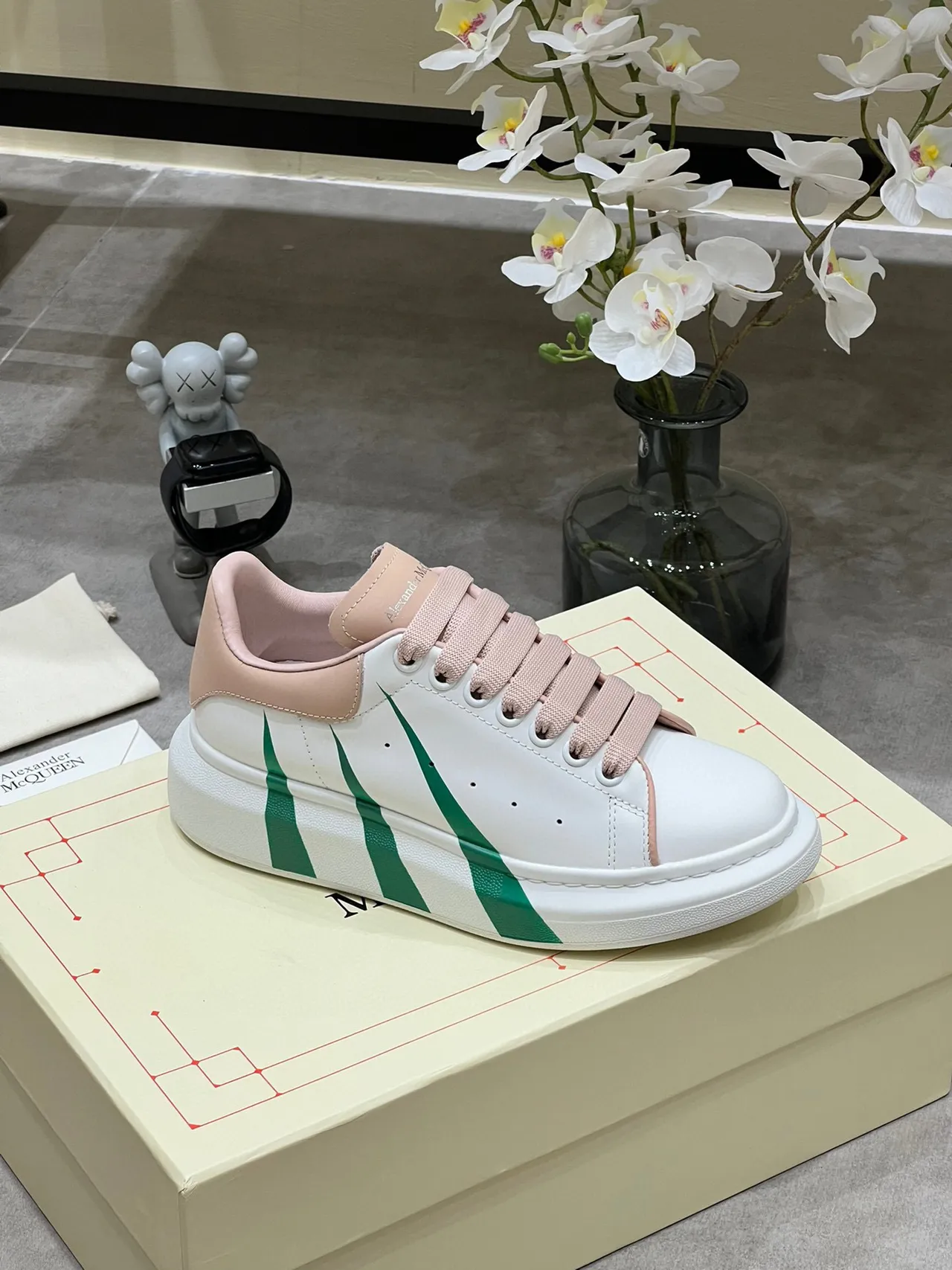 Alexander McQueen حذاء رياضي كبير الحجم أبيض وردي أخضر أحذية رياضية لأسلوب الحياة 5