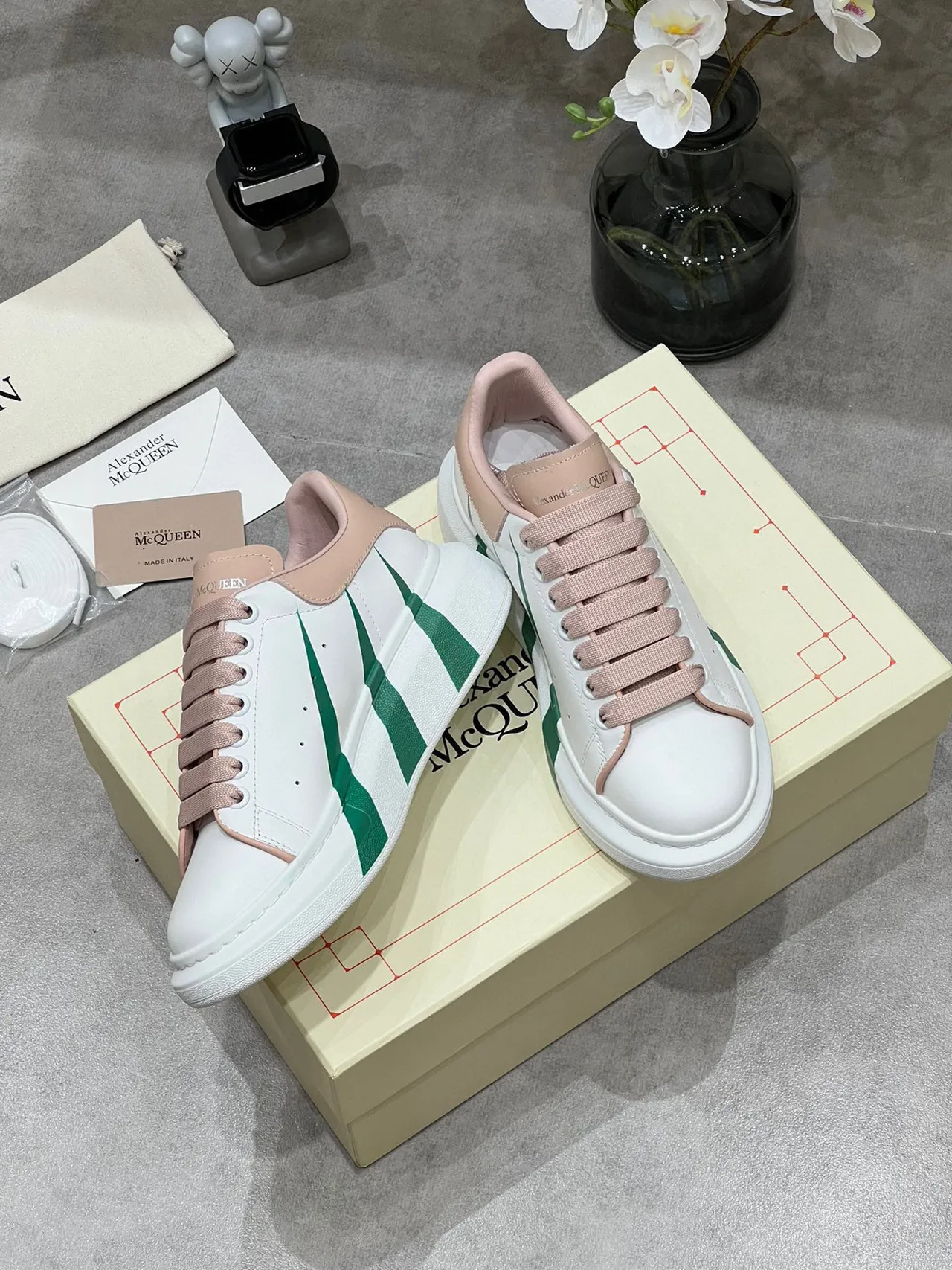Alexander McQueen حذاء رياضي كبير الحجم أبيض وردي أخضر أحذية رياضية لأسلوب الحياة 6