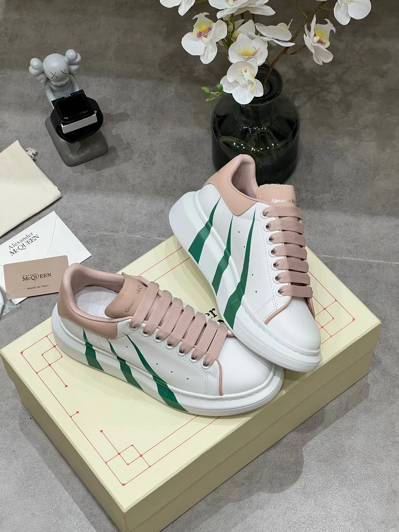 Alexander McQueen حذاء رياضي كبير الحجم أبيض وردي أخضر أحذية رياضية لأسلوب الحياة 7