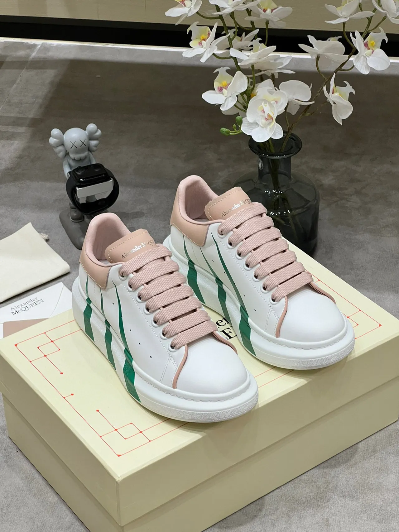 Alexander McQueen حذاء رياضي كبير الحجم أبيض وردي أخضر أحذية رياضية لأسلوب الحياة 8