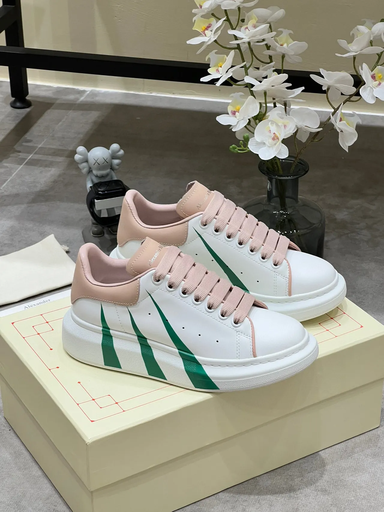 Alexander McQueen حذاء رياضي كبير الحجم أبيض وردي أخضر أحذية رياضية لأسلوب الحياة 9