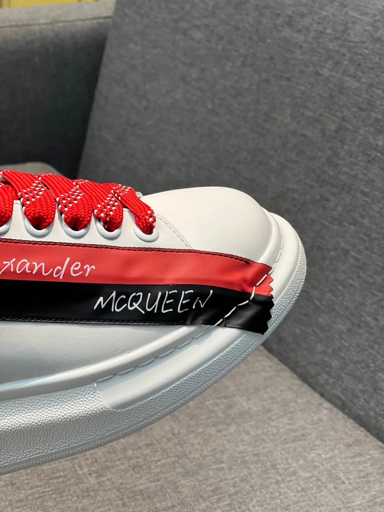 Alexander McQueen ओवरसाइज्ड स्नीकर सफेद लाल काला लाइफस्टाइल स्नीकर 3