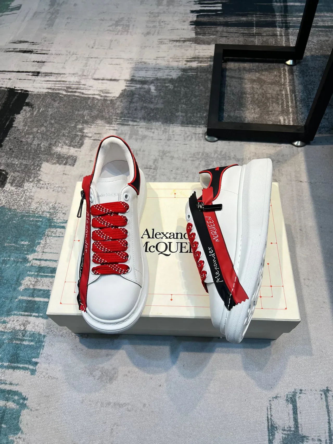 Alexander McQueen ओवरसाइज्ड स्नीकर सफेद लाल काला लाइफस्टाइल स्नीकर 4