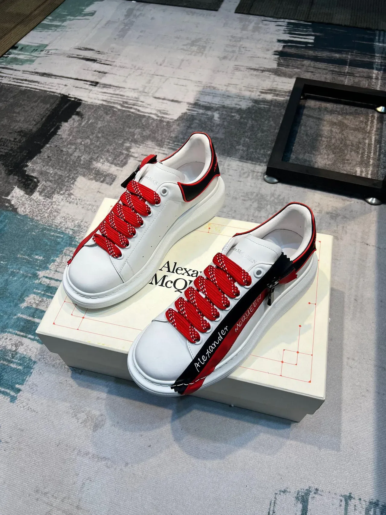 Alexander McQueen ओवरसाइज्ड स्नीकर सफेद लाल काला लाइफस्टाइल स्नीकर 5