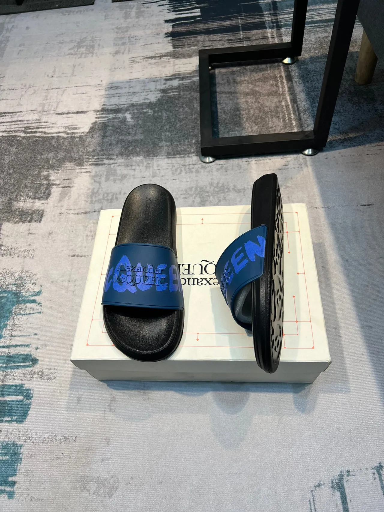 Alexander McQueen नعाल أسود وأزرق مع حزام جرافيكي 4