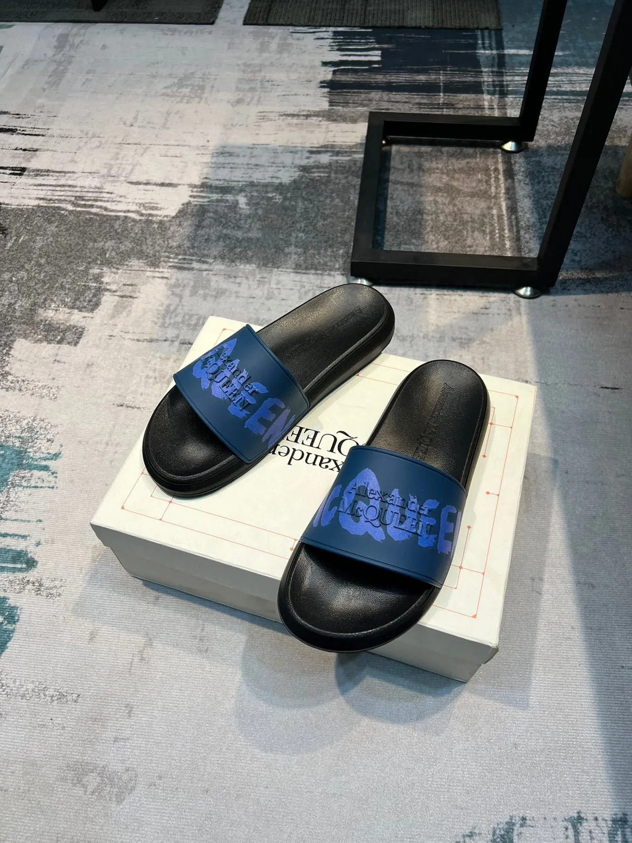 Alexander McQueen नعाल أسود وأزرق مع حزام جرافيكي 5
