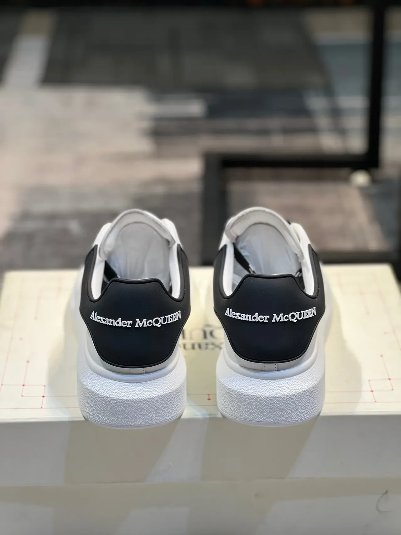 Alexander McQueen Sneakers Lifestyle Brancos e Pretos com Sola de Plataforma Oversized e Upper de Couro Perforado 2