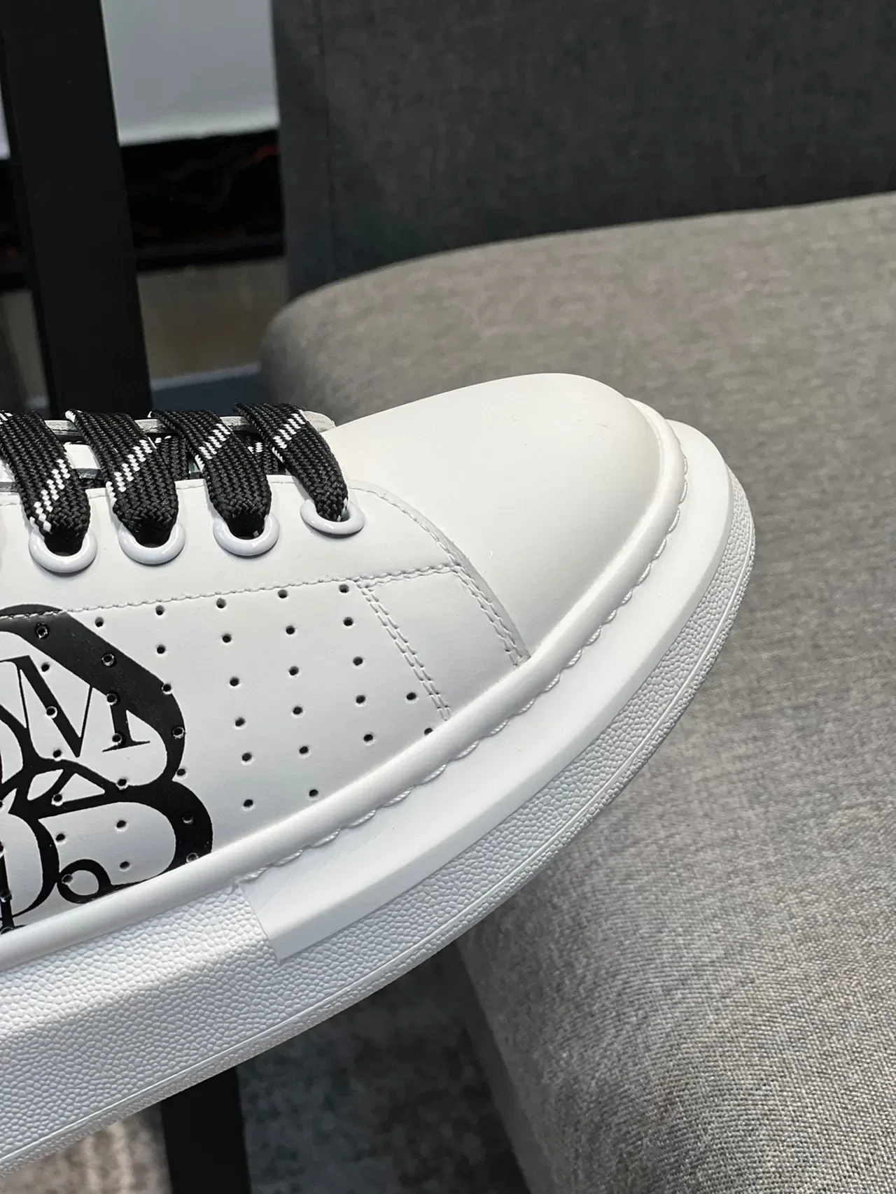 Alexander McQueen Sneakers Lifestyle Brancos e Pretos com Sola de Plataforma Oversized e Upper de Couro Perforado 3