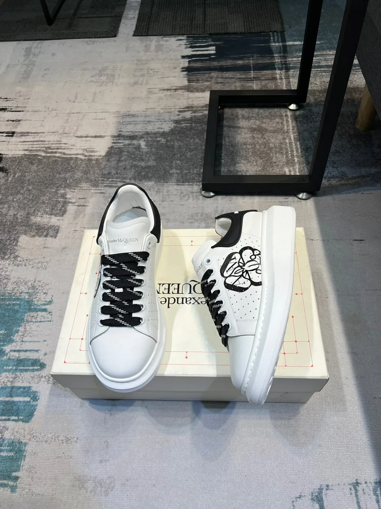 Alexander McQueen Sneakers Lifestyle Brancos e Pretos com Sola de Plataforma Oversized e Upper de Couro Perforado 4