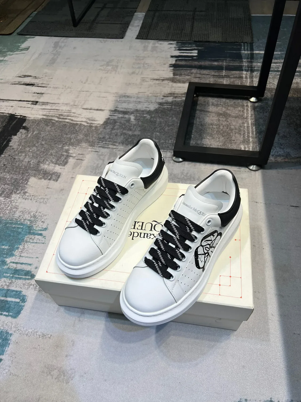 Alexander McQueen Sneakers Lifestyle Brancos e Pretos com Sola de Plataforma Oversized e Upper de Couro Perforado 5