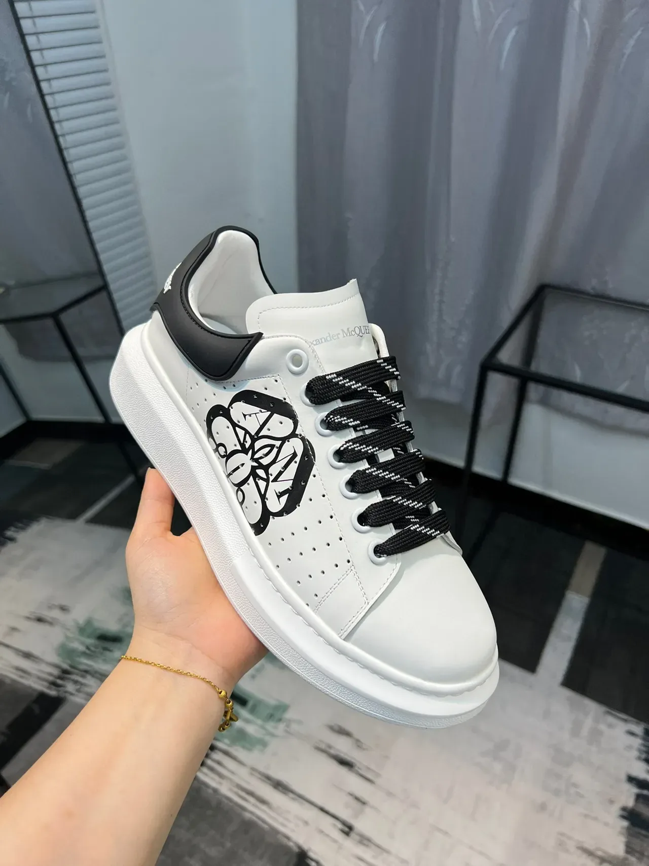 Alexander McQueen Sneakers Lifestyle Brancos e Pretos com Sola de Plataforma Oversized e Upper de Couro Perforado 6
