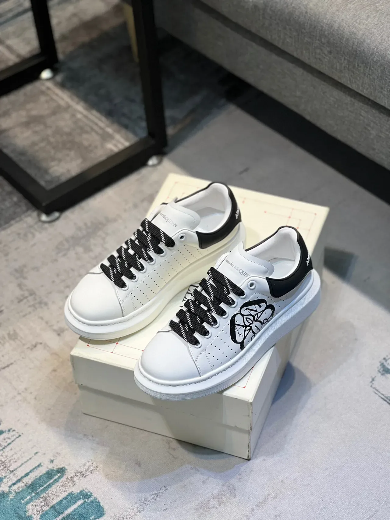 Alexander McQueen Sneakers Lifestyle Brancos e Pretos com Sola de Plataforma Oversized e Upper de Couro Perforado 7