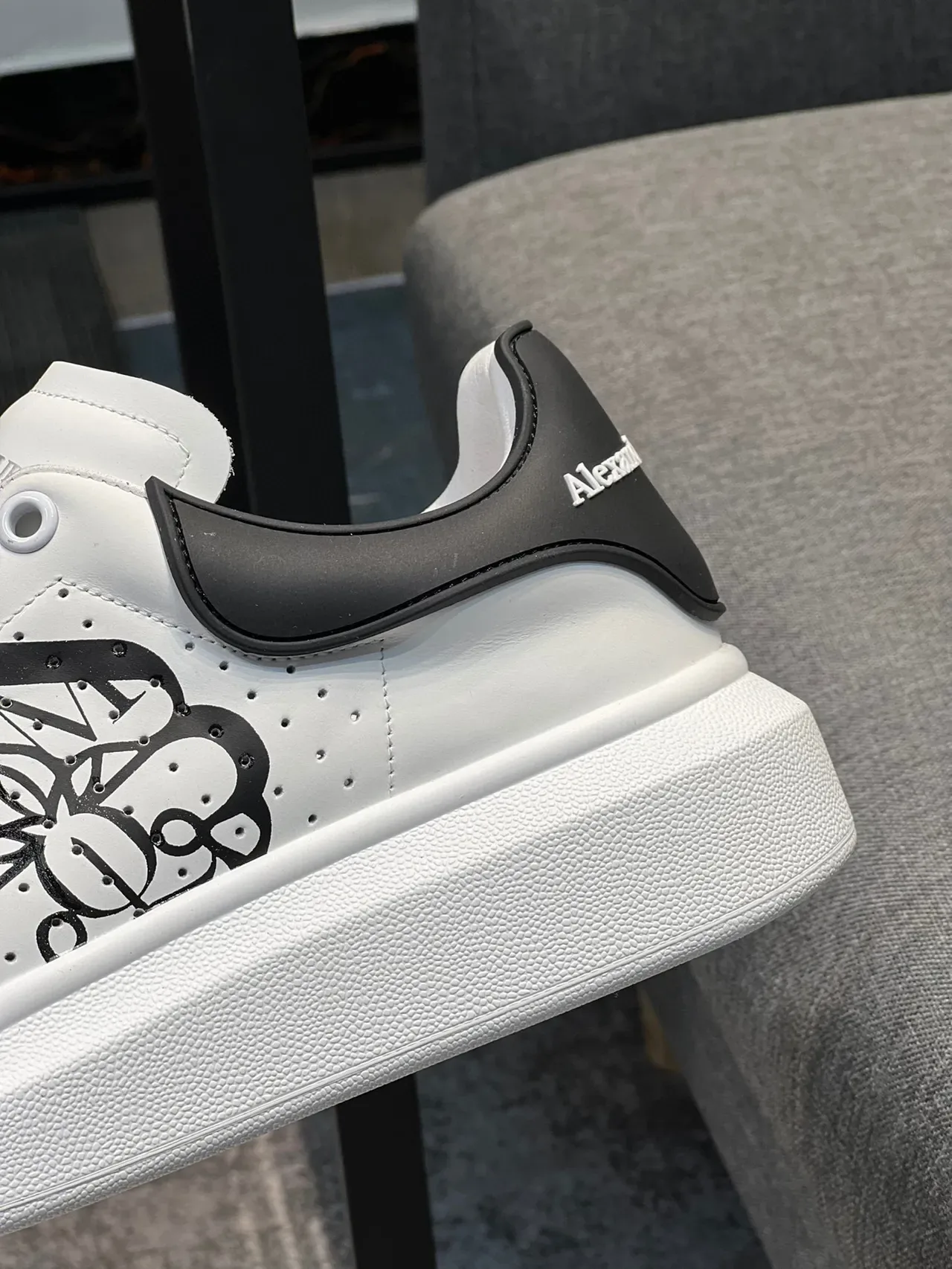 Alexander McQueen Sneakers Lifestyle Brancos e Pretos com Sola de Plataforma Oversized e Upper de Couro Perforado 8