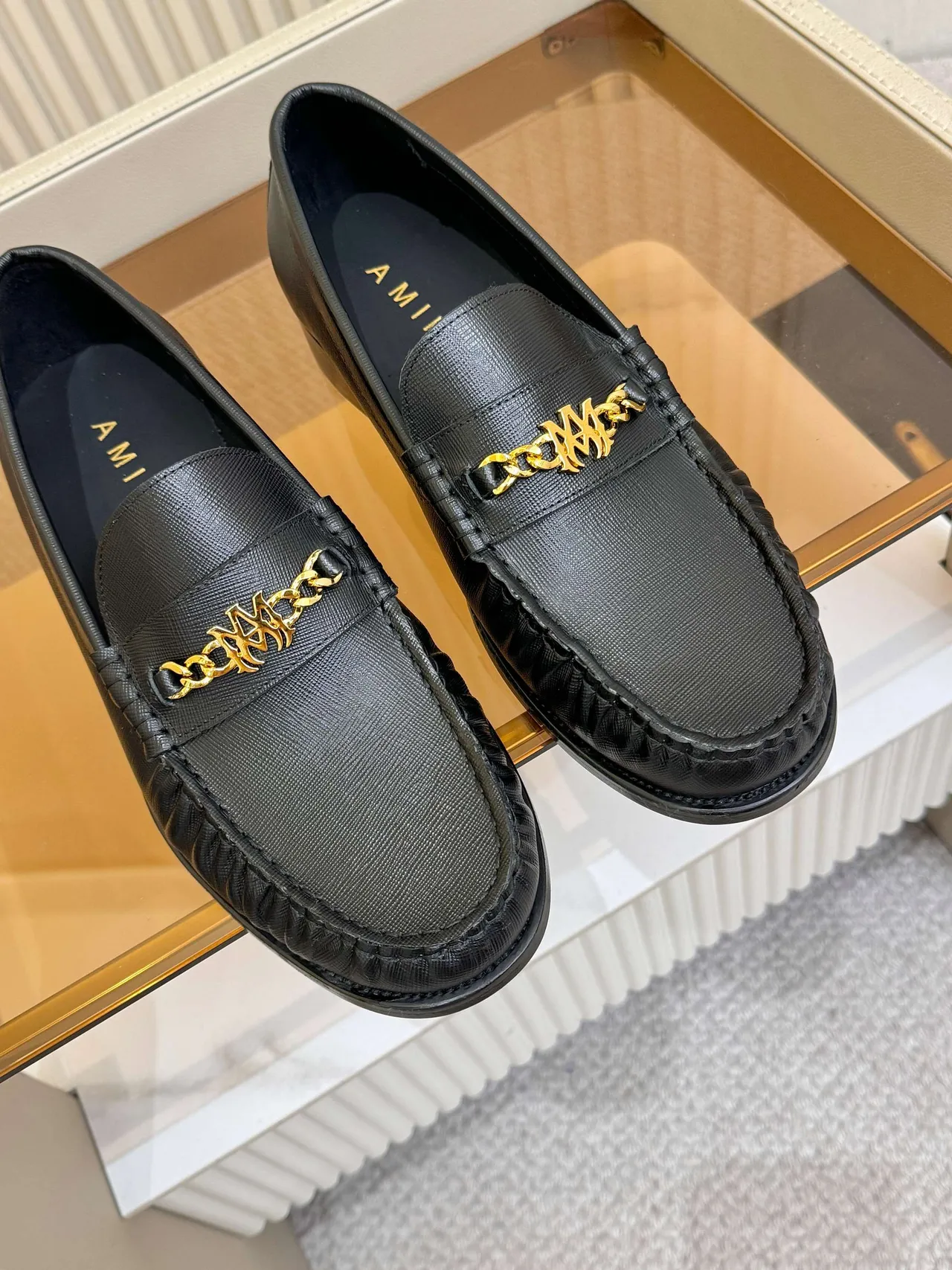 Amiri Skel Top Loafer mocasín de cuero negro con cadena de oro 4