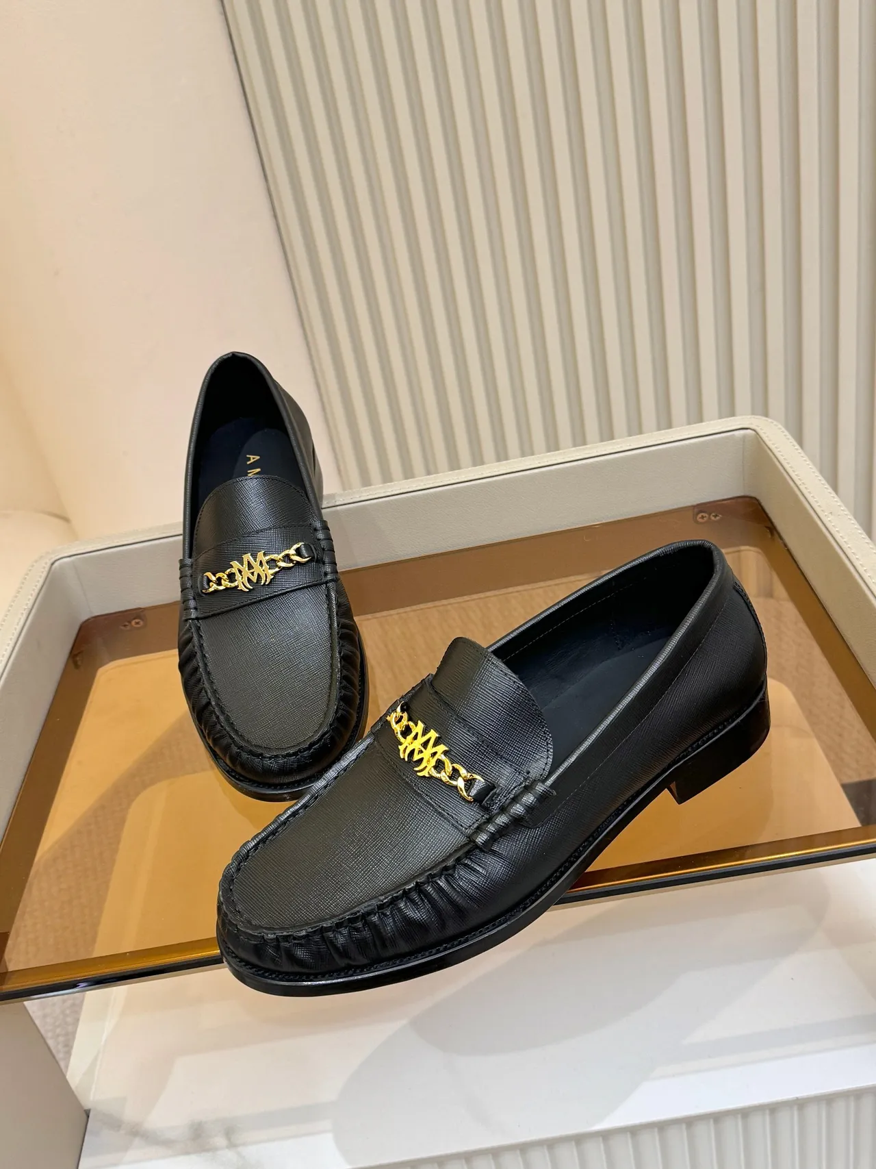 Amiri Skel Top Loafer mocasín de cuero negro con cadena de oro 5