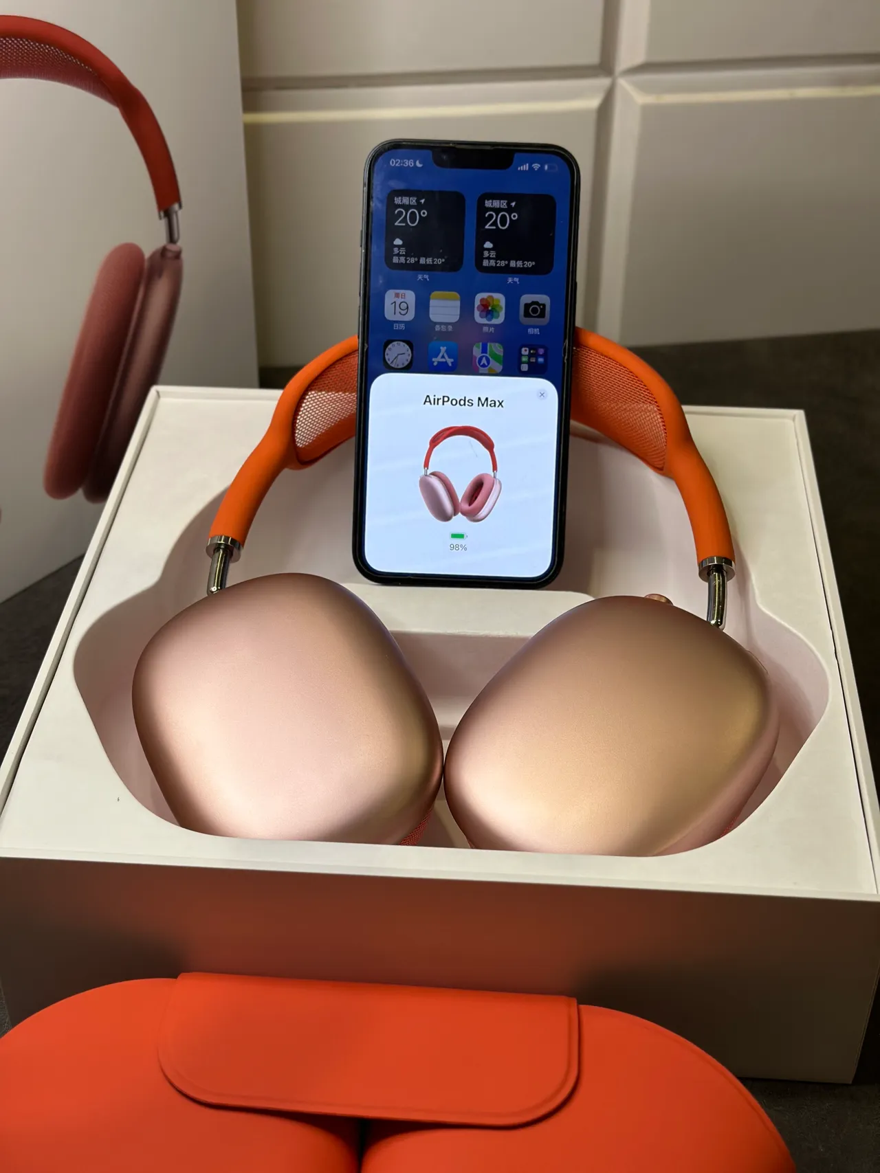 Apple AirPods Max naranja auriculares over-ear 14