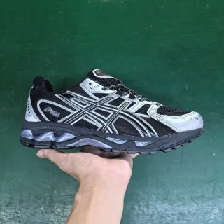 ASICS Gel-Kayano काले और चांदी वाले दौड़ के जूते